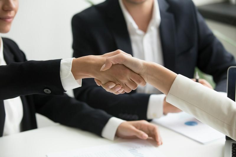 Advisor shaking hands with a new client